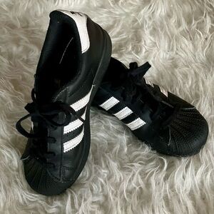 Like-New Adidas Superstar Small Kid 13.5 Black white - Samba Like. Boy or Girl